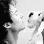 99px.ru аватар Актер Ian Somerhalder / Йен Сомерхолдер целует щенка бульдога