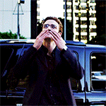 99px.ru аватар Justin Timberlake / Джастин Тимберлейк, стоя у машины, посылает поцелуй, разводя руки в стороны и показывая средние пальцы, кадр из фильма A Rede Social / Социальная сеть