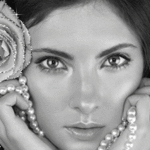 99px.ru аватар Девушка с жемчужными бусами и блестящей розой у виска розой