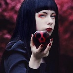 99px.ru аватар Девушка держит в руке яблоко, на котором изображен череп