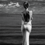 99px.ru аватар Дама, с припущенным с плеч платьем, стоит у моря