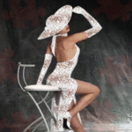 99px.ru аватар Девушка в вечернем платье и шляпе сидит на стуле