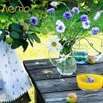99px.ru аватар Букет полевых цветов, стоящий на столе с посудой и фруктами, на фоне травы (Лето)