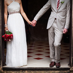 99px.ru аватар Жених и невеста, держащая в руках букет красных роз, держатся за руки, стоя в дверном проеме