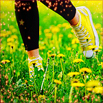 99px.ru аватар Девушка в желтых кедах бежит по зеленой лужайке с желтыми одуванчиками