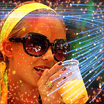99px.ru аватар Загорелая девушка блондинка в солнцезащитных очках, с ярко-желтым ободком на голове, пьет оранжевый коктейль из пластикового стаканчика