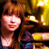 Аватар Эмили Джейн Браунинг / Emily Jane Browning в роли Вайолет / Violet улыбается из фильма Лемони Сникет: 33 несчастья / Lemony Snicket’s A Series of Unfortunate Events