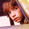 99px.ru аватар Лиам Эйкен / Liam Aiken в роли Клауса / Klaus в машине графа Олафа / Olaf из фильма Лемони Сникет: 33 несчастья / Lemony Snicket’s A Series of Unfortunate Events