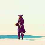 99px.ru аватар Johnny Depp / Джонни Депп в роли Джека Воробья из фильма Pirates of the Caribbean / Пираты Карибского моря машет руками, стоя на белом песке