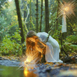 99px.ru аватар Девушка в лесу ловит в ручье огонек