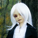 Аватар Кукла мужчина из коллекции Gothic Dolls в черном пиджаке и белой рубашке с длинными седыми волосами на фоне леса