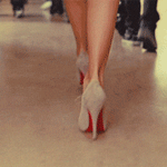 99px.ru аватар Девушка идет в бежевых туфлях с красной подошвой на высоких каблуках
