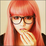 99px.ru аватар Розоволосая девушка азиатка в больших очках ест печеньку