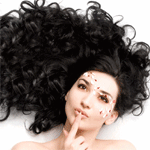 99px.ru аватар Девушка с развивающимися волосами держит палец у губ
