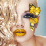 99px.ru аватар Девушка со светлыми волосами, с ярко накрашенными желтыми губами и с бабочкой возле глаза на фоне мерцающих звезд