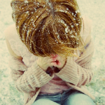 99px.ru аватар Девушка в светло-розовой кофте и джинсах сидит на земле, покрытой снегом, и прикрывает лицо, снежинки падают на русые волосы