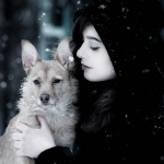 99px.ru аватар Идет снег, девушка в черном капюшоне держит рукой пса
