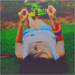 99px.ru аватар Девушка лежит на траве и смотрит фото