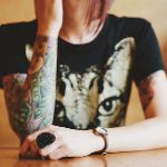 99px.ru аватар Девушка с татуировками в футболке с изображением кошки