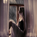 99px.ru аватар Девушка сидит на подоконнике, за окном идет дождь
