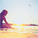 99px.ru аватар Девушка сидит рядом с морем и играет в песке, когда рядом бьет волнами