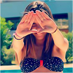 99px.ru аватар Девушка в купальнике улыбается, сложив руки и закрывая ими лицо