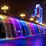 99px.ru аватар Подсвечивающийся фонтан со стекающими с моста струями воды над водохранилищем, на фоне ночного города с небоскребами и горящими фонарями