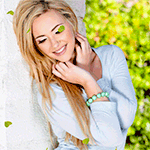 99px.ru аватар Девушка - блондинка, прислонившись к стене, улыбается под листопадом