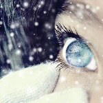99px.ru аватар Голубой глаз девушки и прижатая к лицу рука в белой перчатке
