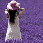 99px.ru аватар Девушка брюнетка в белом сарафане стоит в поле цветущей лаванды, держа руками розовую шляпу