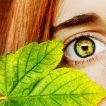 99px.ru аватар Девушка прикрывает лицо листом, падают пожелтевшие листья