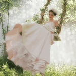 99px.ru аватар Девушка в длинном розовом платье и шляпке качается на качелях, подвешенных к дереву