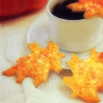 99px.ru аватар Чашка кофе на блюдце и печенье в виде кленовых листьев