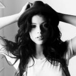 Аватар Актриса Michelle Trachtenberg / Мишель Трахтенберг в белой майке и в шляпе держится за голову