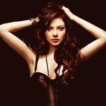 Аватар Актриса Michelle Trachtenberg / Мишель Трахтенберг в корсете держит руками волосы