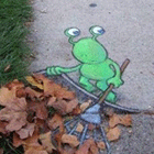 Аватар Нарисованный на дорожке моргающий инопланетянин, убирающий опавшую осеннюю листву
