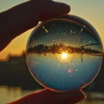 99px.ru аватар В руке стеклянный шар, через который виден закат над городом