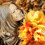 Аватар Улыбающаяся девушка блондинка с охапкой желтых листьев на фоне опавшей сухой листвы