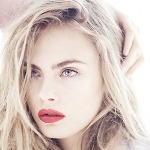 Аватар Cara Delevingne / Кара Делевинь с целеустремленным взглядом держит руку на голове