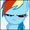 Аватар Сердитая Радуга / Рэйнбоу Дэш / Rainbow Dash из мультсериала Мой маленький пони: Дружба – это чудо / My Little Pony: Friendship is Magic / MLP:FiM моргает прищуренными глазами, стоя на фоне неба