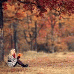 99px.ru аватар Девушка сидит под деревом в осеннем лесу в листопад