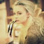 Аватар Задумчивая девушка блондинка с очками в руке