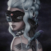 99px.ru аватар Девушка с серыми волосами в маске, с татуировкой на спине, на ее плече сидит птичка