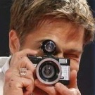 99px.ru аватар Американский актер и продюсер Бред Питт / Brad Pitt с фотоаппаратом