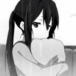Аватар Адзуса Накано / Azusa Nakano из аниме K-On! / Легкая музыка / Клуб легкой музыки / Кей-Он! сидит у окна во время дождя, обняв подушку
