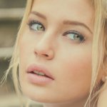 Аватар Блондинка смотрит в сторону, автор JimaGinationPhotogra