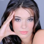 Аватар Девушка держит руку у лица, автор JimaGinationPhotogra