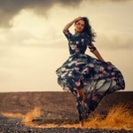 Аватар Девушка идет по полю, фотограф Metin Demiralay