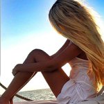 Аватар Девушка с длинными волосами сидит на фоне неба