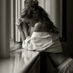 Аватар Девушка стоит у окна, подставив руки под голову